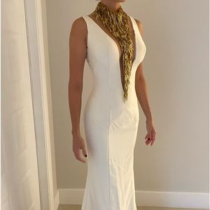 Beautiful gown that can be worn to a gala or bridal or pageantry.